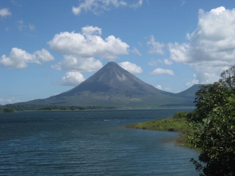 lake arenal volcano